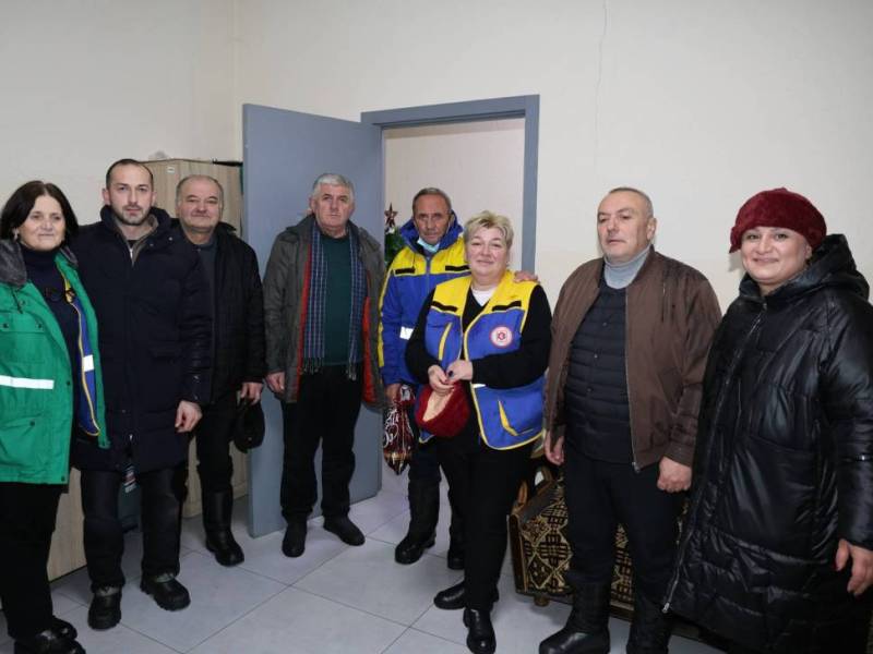 ადგილობრივი ხელისუფლების წარმომადგენლებმა ცაგერში მორიგე სამსახურებს დამდეგი შობა-ახალი წელი მიულოცეს